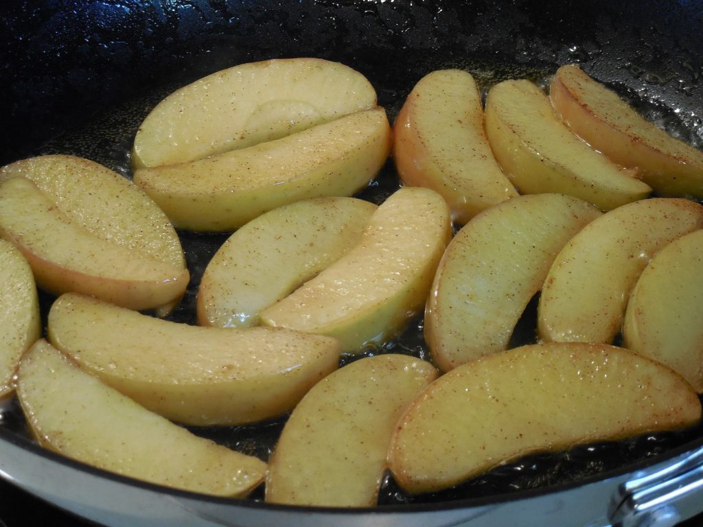 baked apple chips is one of the most effective healthy snacks to eat